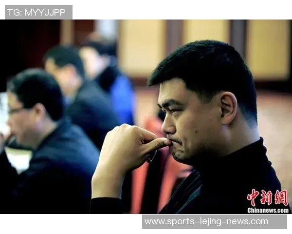 姚明发呆瞬间被捕捉网友调侃其深思熟虑的搞笑表情引发热议