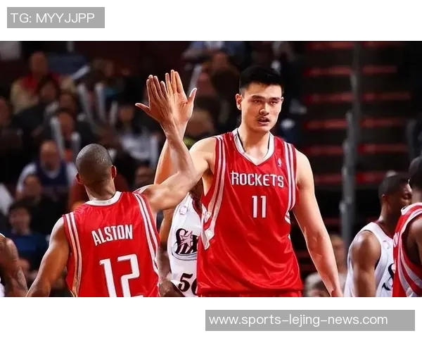 姚明在赛场上拍手庆祝的瞬间展现了运动精神与团队合作的完美结合