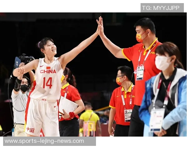 姚明罚球时的击掌瞬间展现篮球精神与团队默契的完美结合